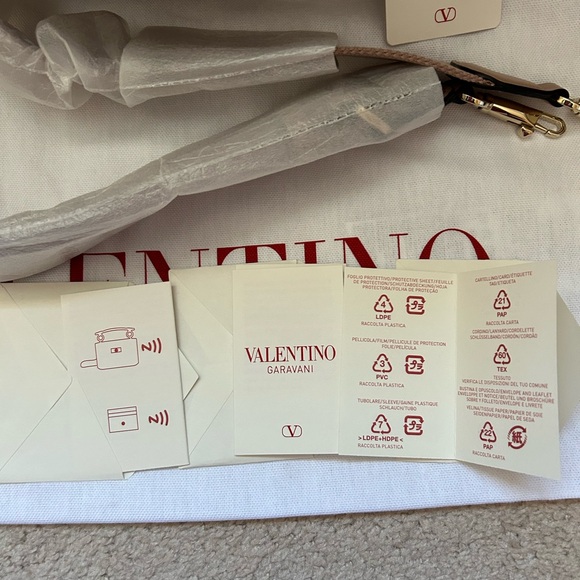 Valentino Garvani Calfskin Loco bucket bag - Picture 8 of 11